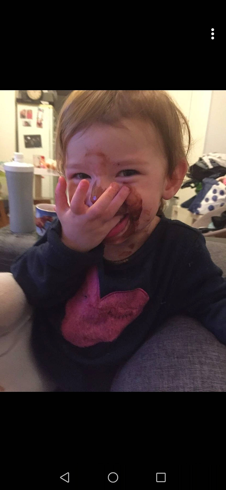 Klara participe au concours pour gagner de l'argent avec cette photo : baby, cheek, child, chin, cool, ear, face, facial_expression, fun, head, jaw, lip, mouth, nose, person, selfie, smile, toddler, tongue