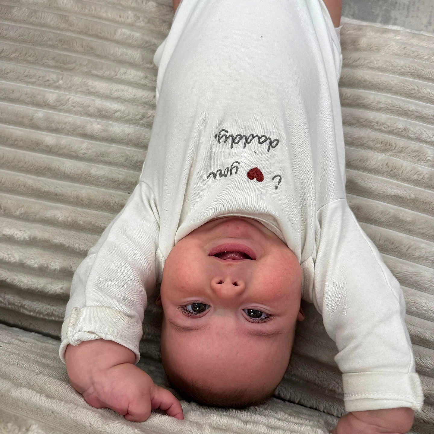 Brois a rejoint le concours — aidez-le/la à gagner de superbes lots ! baby, child, cozy, cute, expression, face, hands, happy, head, indoor, infant, light, playful, portrait, skin, smiling, soft_blanket, texture, upside_down, white_onesie