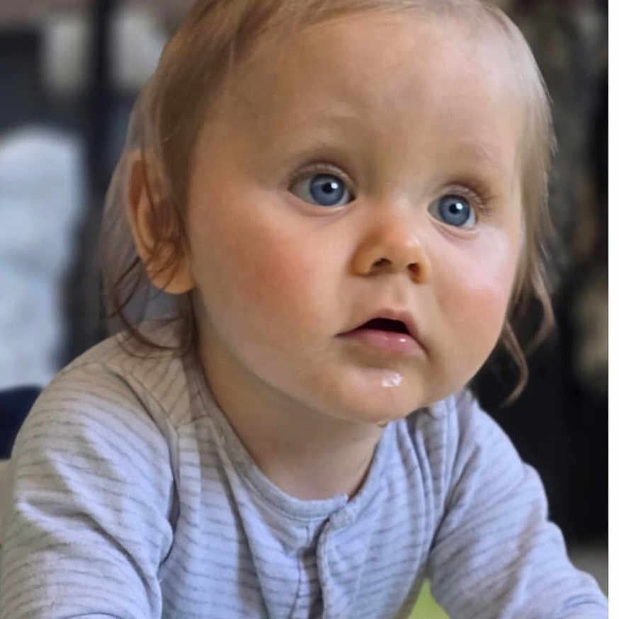 éthan a rejoint le concours — aidez-le/la à gagner de superbes lots ! baby, babycrawling, blonde, bodypart, crawling, face, finger, frown, hair, hand, happy, head, newborn, person, photography, portrait, reading, sad, sitting, smile