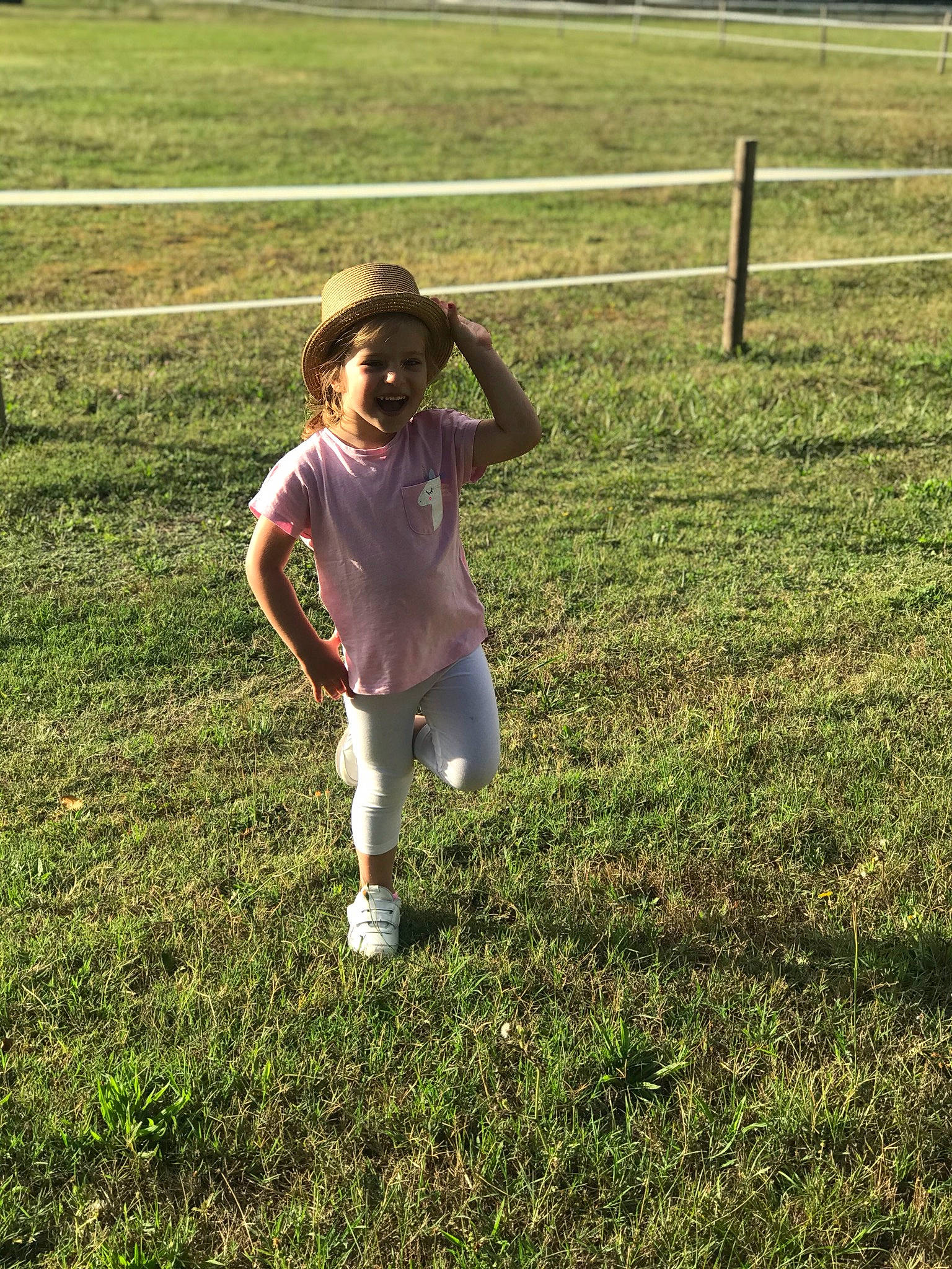 Lara a rejoint le concours — aidez-le/la à gagner de superbes lots ! baby_toddler_clothing, fence, field, grass, grass_family, grassland, hair, happy, joy, landscape, leisure, meadow, pasture, people_in_nature, person, plain, plant, prairie, recreation, smile