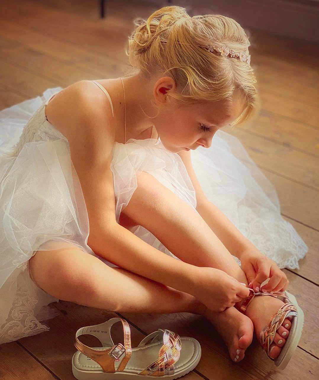 Jade participe au concours pour gagner de l'argent avec cette photo : bridal_veil, bride, bun, comfort, dress, elbow, finger, flooring, hairstyle, hand, happy, joint, knee, leg, neck, person, shoe, shoulder, skin, thigh