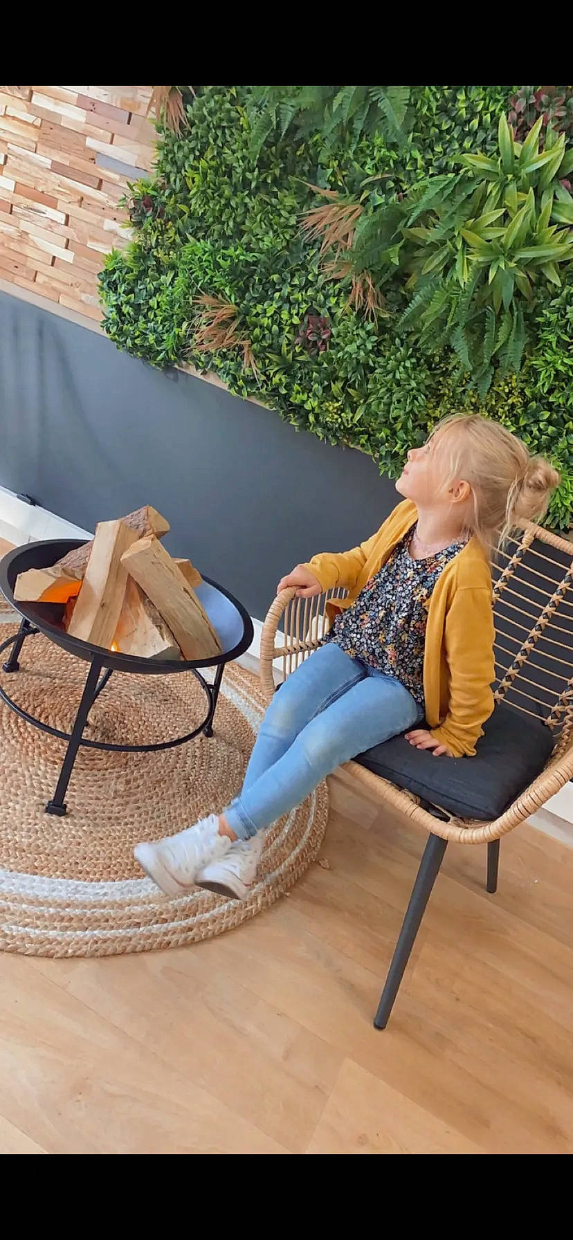 Jade participe au concours pour gagner de l'argent avec cette photo : chair, comfort, flooring, foot, furniture, grass, hardwood, house, human_leg, jeans, leisure, outdoor_furniture, outdoor_table, pattern, person, plant, sitting, textile, thigh, tree