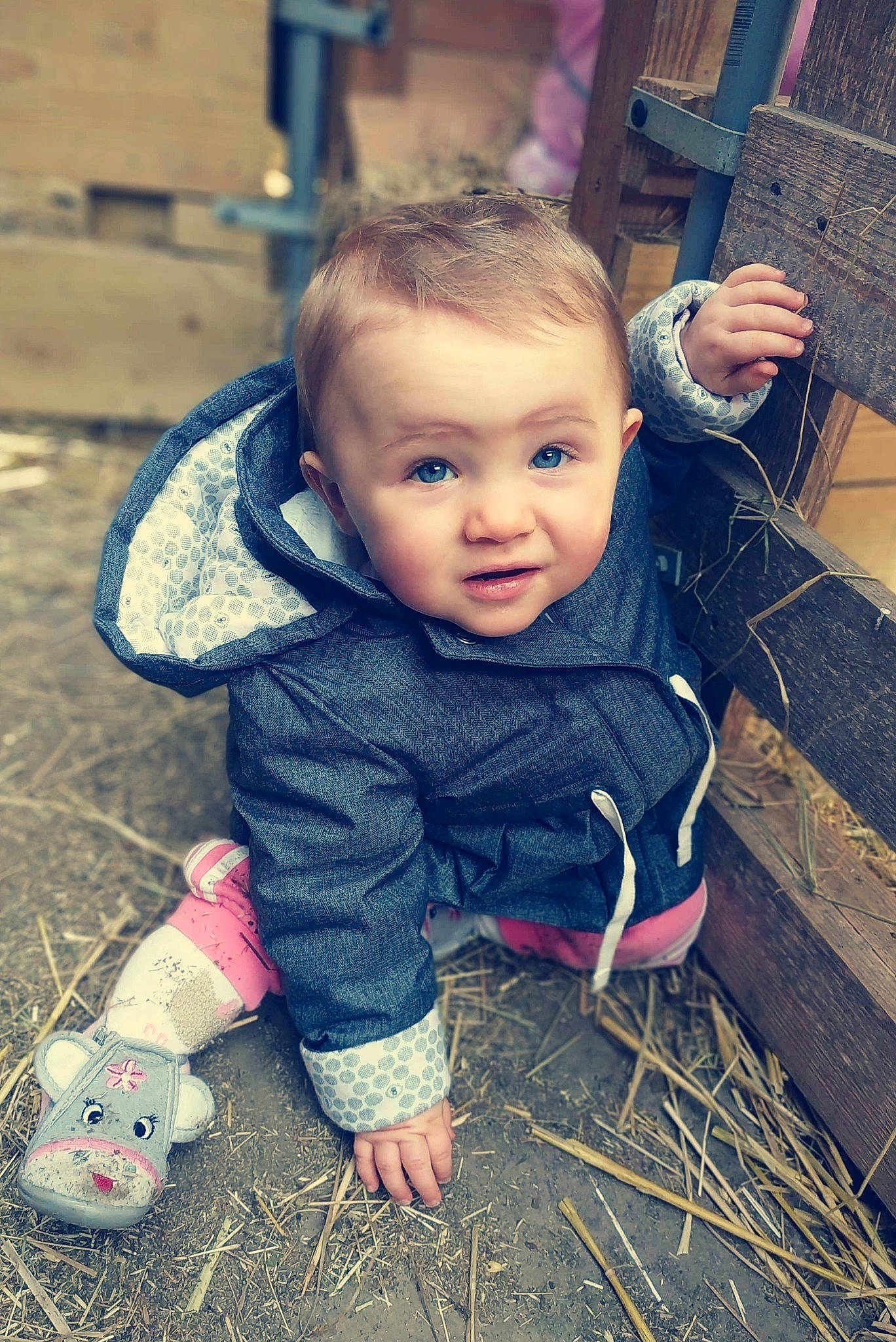 Mélody a rejoint le concours — aidez-le/la à gagner de superbes lots ! baby, cheek, child, eye, face, fun, grass, happy, head, people, person, photography, pink, plant, play, sitting, skin, smile, toddler, tree