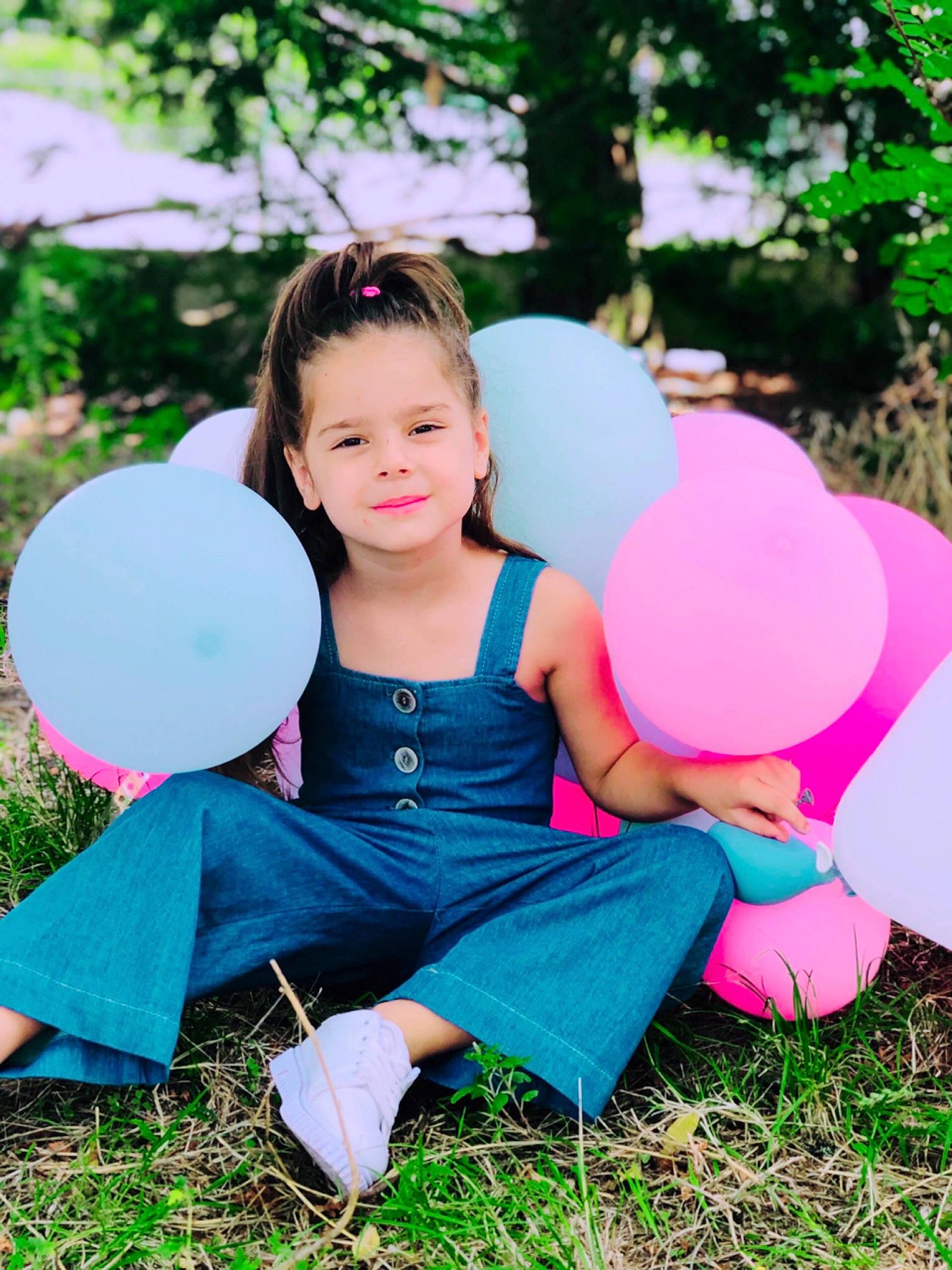Dina participe au concours pour gagner de l'argent avec cette photo : baby, balloon, beauty, child, family, fun, grass, happy, leisure, party_supply, people, person, photo_shoot, photograph, photography, pink, play, sitting, smile, toddler