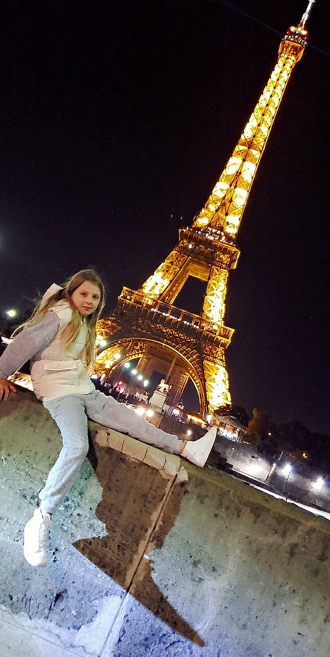 Paris a rejoint le concours — aidez-le/la à gagner de superbes lots ! beauty, boot, city, darkness, denim, event, fashion_design, flash_photography, fun, happy, leisure, light, midnight, night, person, sky, smile, tourism, tourist_attraction, tower