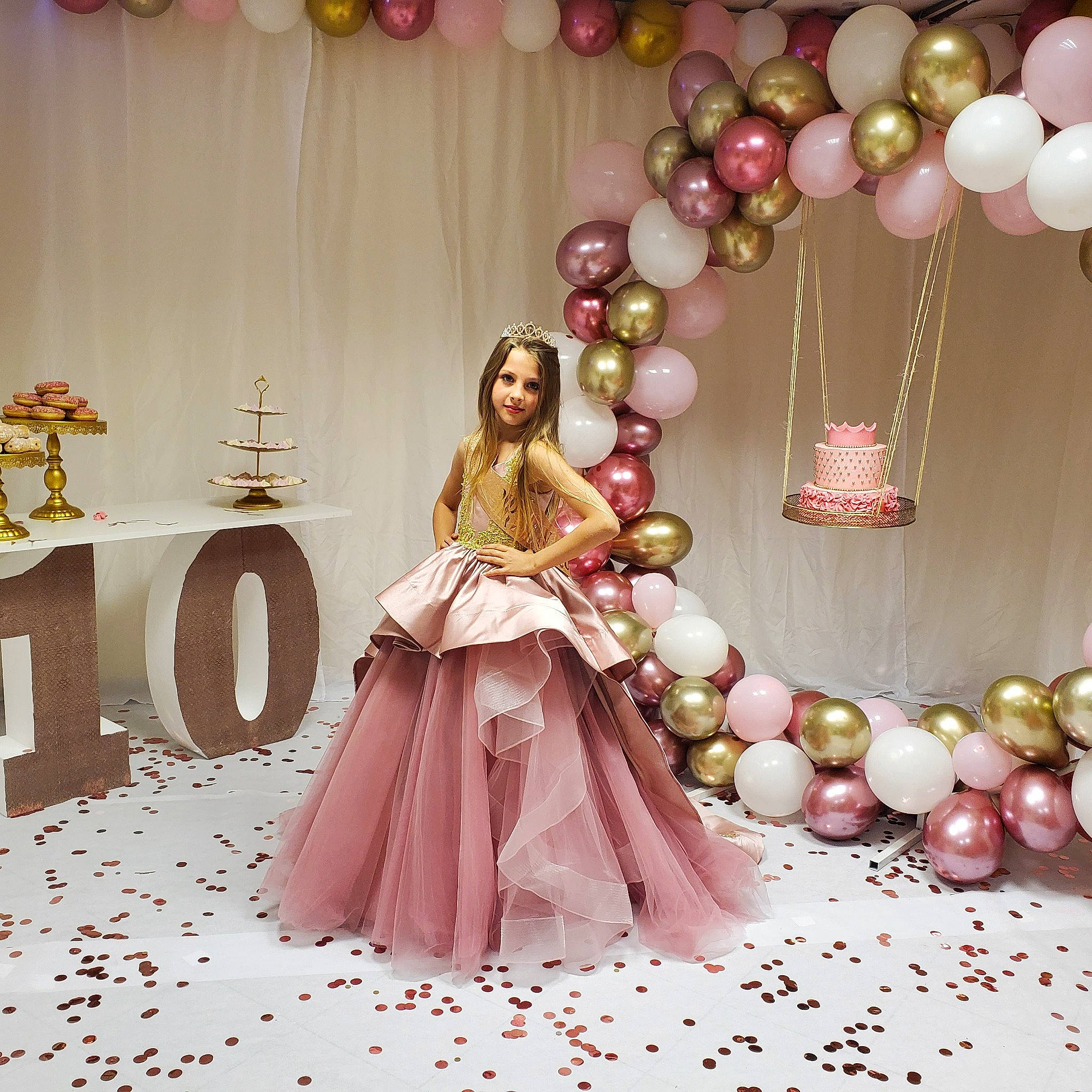 Paris a rejoint le concours — aidez-le/la à gagner de superbes lots ! balloon, beauty, bridal_party_dress, clothing, decoration, dress, event, fashion, fashion_design, formal_wear, gown, happy, hoopskirt, interior_design, joy, magenta, person, photograph, pink, red