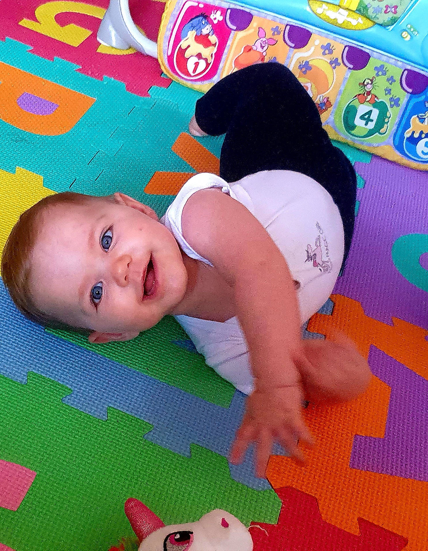 Camélya participe au concours pour gagner de l'argent avec cette photo : baby, baby_products, baby_toddler_clothing, baby_toys, cheek, child, facial_expression, flooring, fun, green, happy, joy, linens, magenta, pattern, person, pink, red, skin, textile