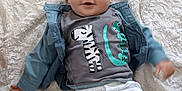Loé a rejoint le concours — aidez-le/la à gagner de superbes lots ! baby, blanket, child, clothing, cute, face, happy, indoor, infant, infant_clothing, jacket, lying_down, pants, person, portrait, shirt, smiling, socks, white_blanket, young_child