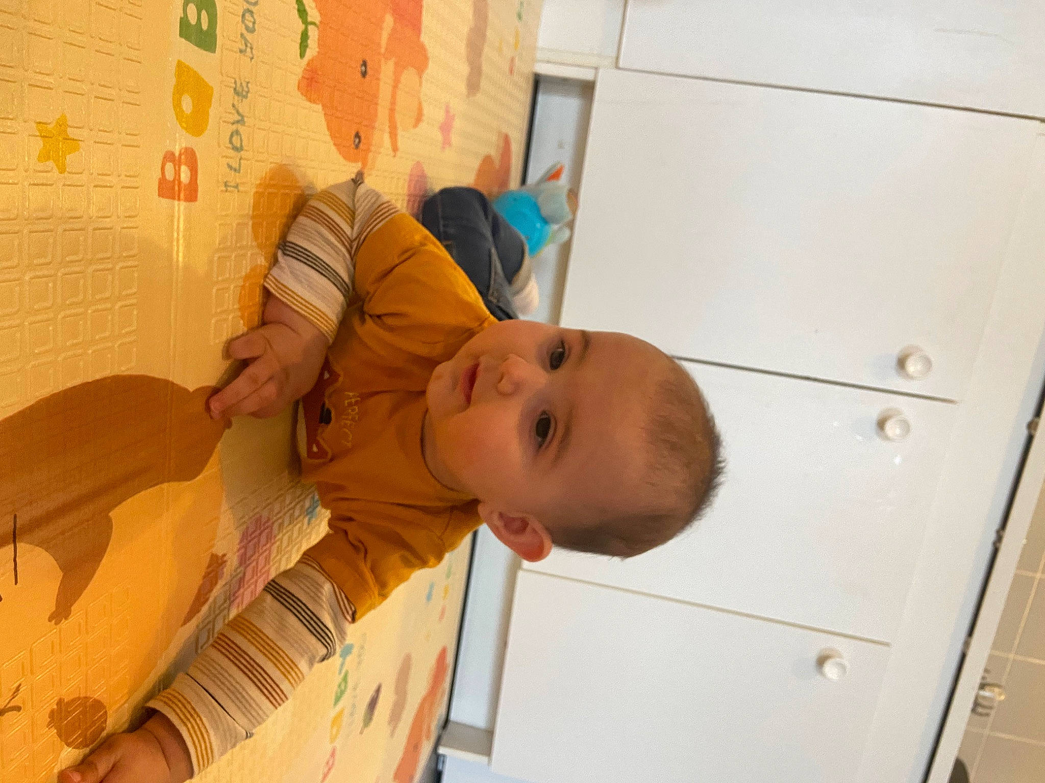 Mahé participe au concours pour gagner de l'argent avec cette photo : baby, baby_products, baby_safety, baby_toddler_clothing, chair, child, comfort, fun, hat, human_body, person, play, room, t_shirt, toddler, visual_arts, wood