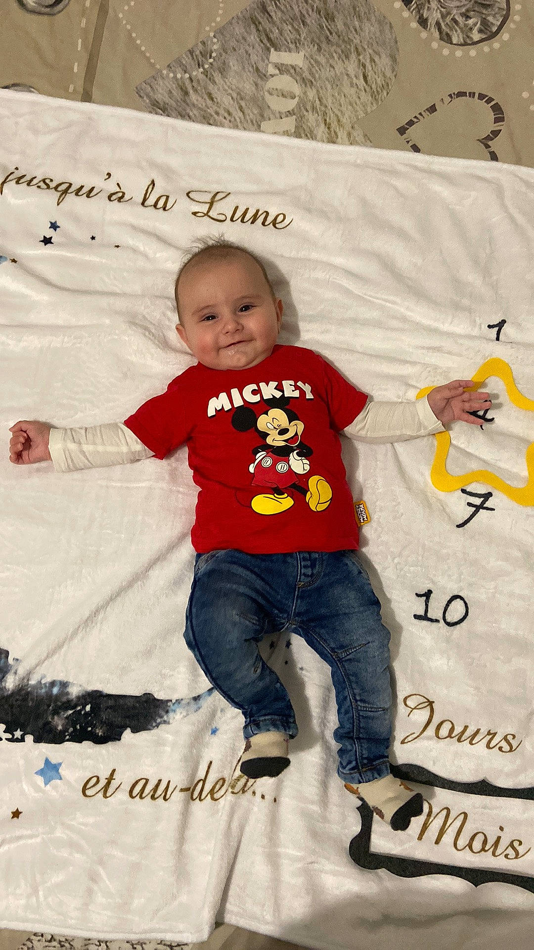 Mahé a rejoint le concours — aidez-le/la à gagner de superbes lots ! baby, baby_toddler_clothing, carmine, child, cool, design, flooring, font, fun, happy, human, joy, logo, people, person, product, sleeve, smile, standing, t_shirt