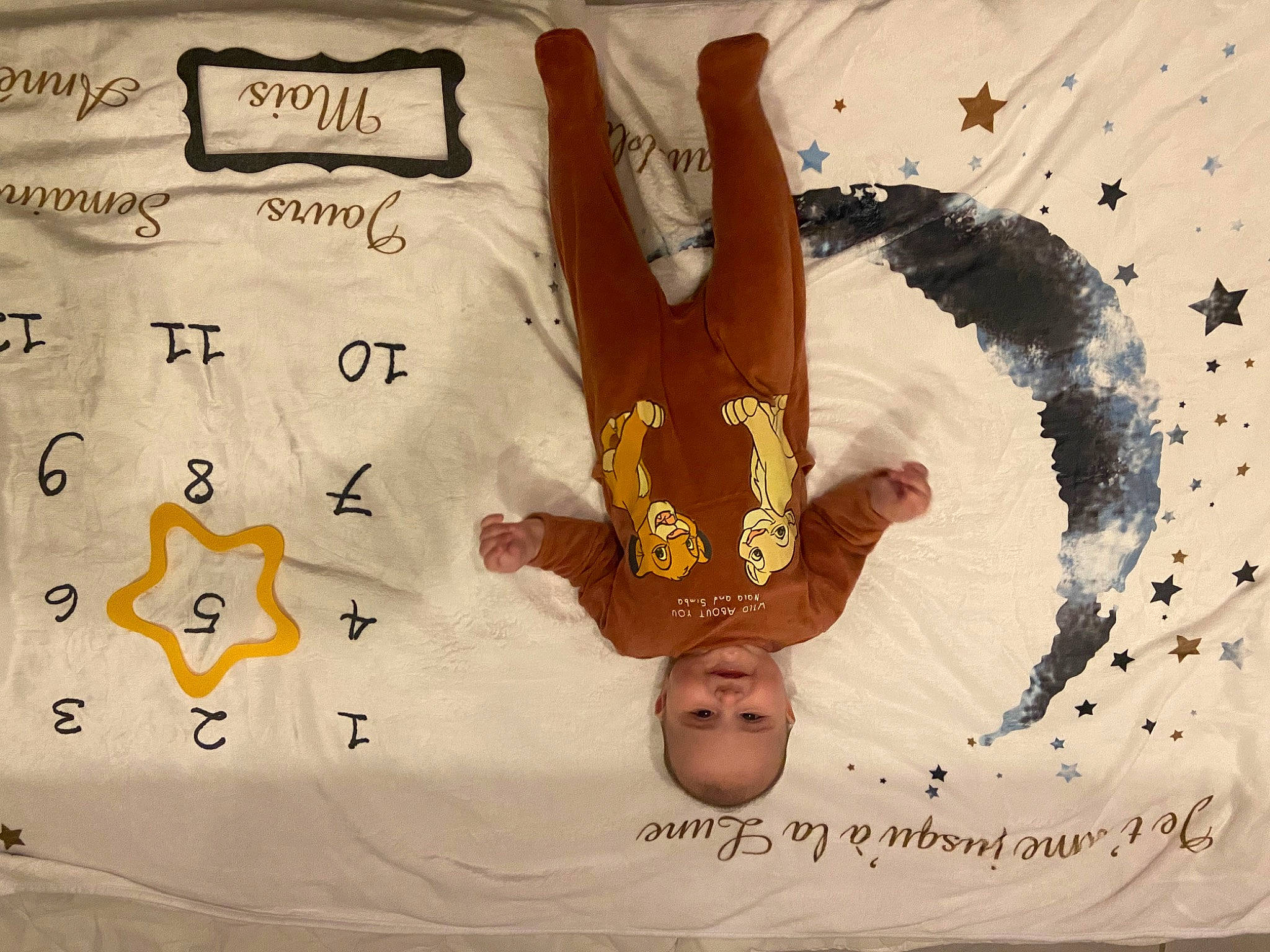 Mahé a rejoint le concours — aidez-le/la à gagner de superbes lots ! art, circle, elbow, font, fun, gesture, graphic_design, graphics, happy, illustration, joy, linens, pattern, person, sleeve, symbol, t_shirt, thumb, top, visual_arts