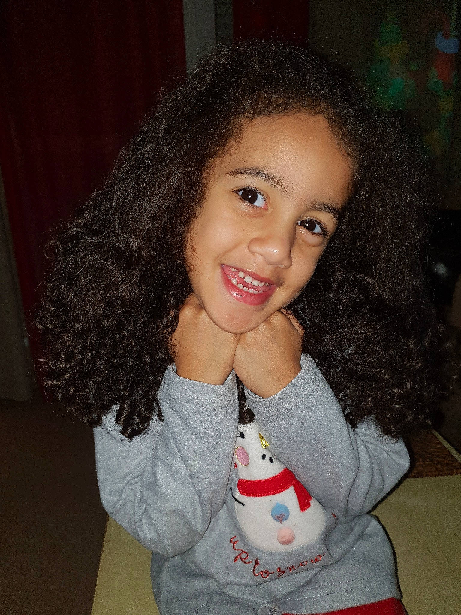 Elise a rejoint le concours — aidez-le/la à gagner de superbes lots ! black_hair, brown_hair, cheek, child, chin, face, forehead, fun, girl, hair, hairstyle, head, human_hair_color, joy, lip, long_hair, nose, person, product, skin