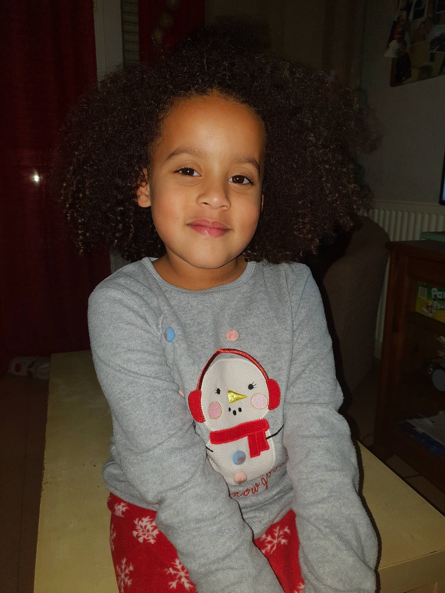 Naimi participe au concours pour gagner de l'argent avec cette photo : cheek, child, cool, face, fun, girl, hair, hairstyle, head, human_hair_color, infant, lip, nose, person, product, skin, smile, standing, textile, toddler