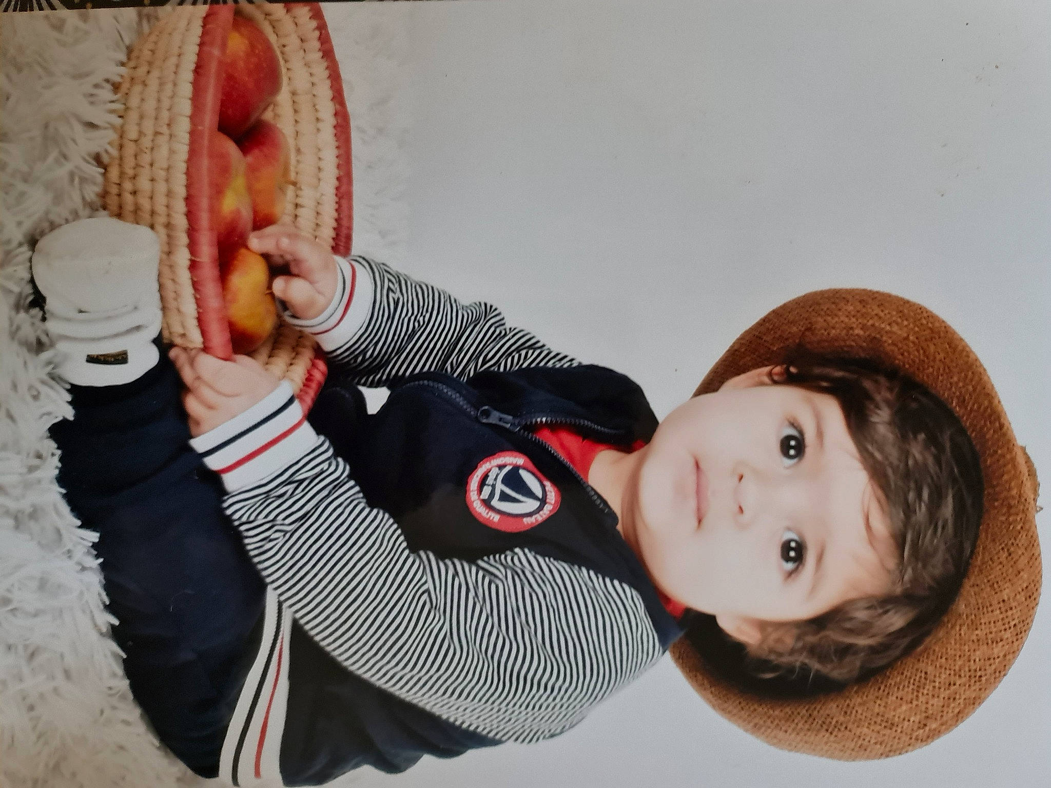 Marouane participe au concours pour gagner de l'argent avec cette photo : arm, baby, comfort, elbow, finger, gesture, happy, headgear, human_body, knee, leg, neck, nose, person, skin, sleeve, sock, thigh, toddler, wood