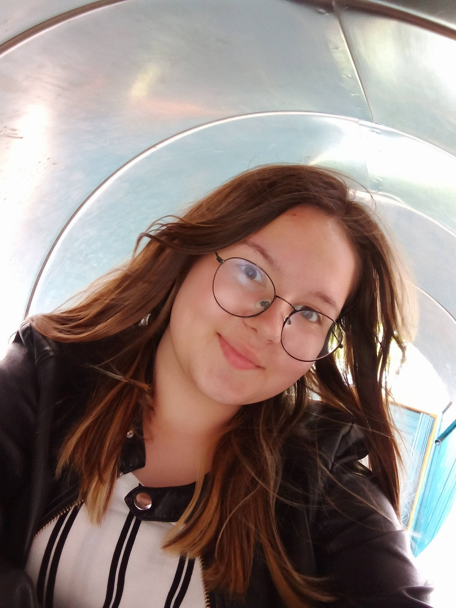 Léa participe au concours pour gagner de l'argent avec cette photo : black_hair, chin, cool, eye, eyebrow, eyelash, eyewear, flash_photography, forehead, glasses, hair, happy, iris, jaw, joy, layered_hair, lip, mouth, person, skin