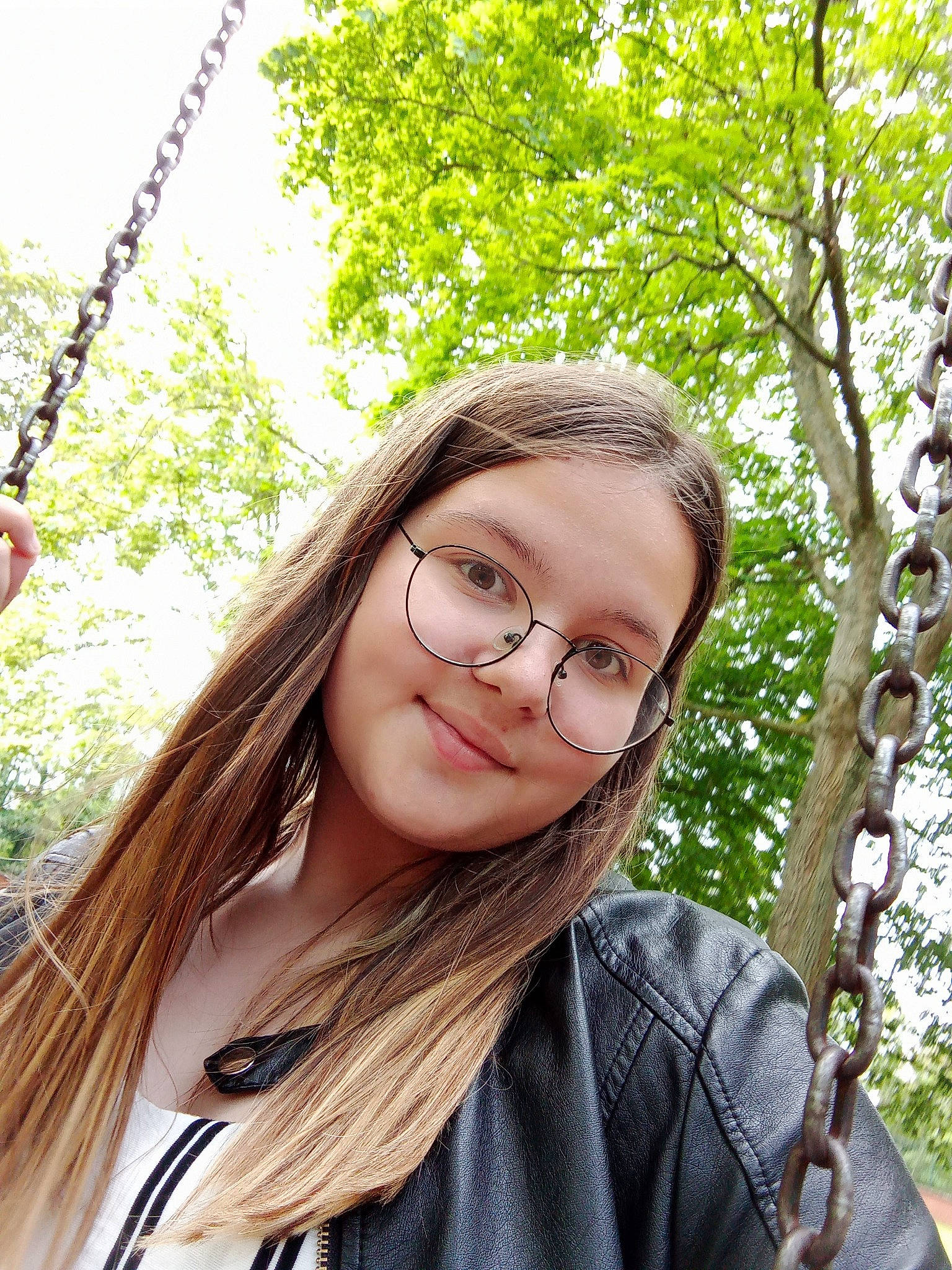Léa participe au concours pour gagner de l'argent avec cette photo : botany, branch, eyebrow, eyewear, facial_expression, flash_photography, glasses, grass, hairstyle, happy, joy, leaf, lip, nature, people_in_nature, person, shoulder, smile, sunlight, tree