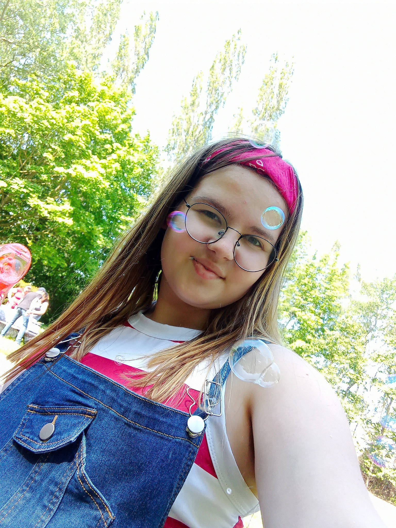 Léa participe au concours pour gagner de l'argent avec cette photo : beauty, black_hair, cool, electric_blue, eyewear, fun, glasses, grass, hairstyle, happy, joy, leisure, lip, people, person, smile, street_fashion, summer, sunlight, tree