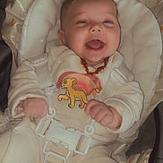 Julia a rejoint le concours — aidez-le/la à gagner de superbes lots ! baby, infant, smiling, happy, child, onesie, lion_cub, animal_print, seatbelt, car_seat, cushion, straps, clothing, cute, portrait, indoors, person, baby_accessory, head, face