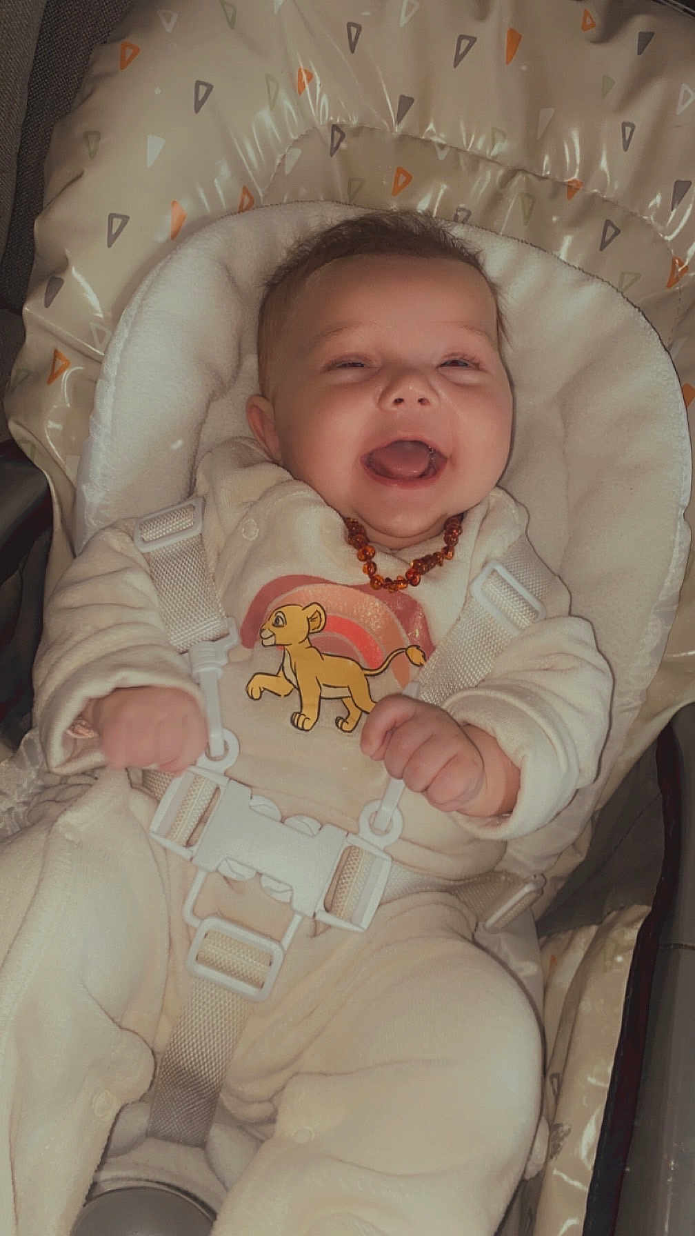 Julia a rejoint le concours — aidez-le/la à gagner de superbes lots ! baby, infant, smiling, happy, child, onesie, lion_cub, animal_print, seatbelt, car_seat, cushion, straps, clothing, cute, portrait, indoors, person, baby_accessory, head, face