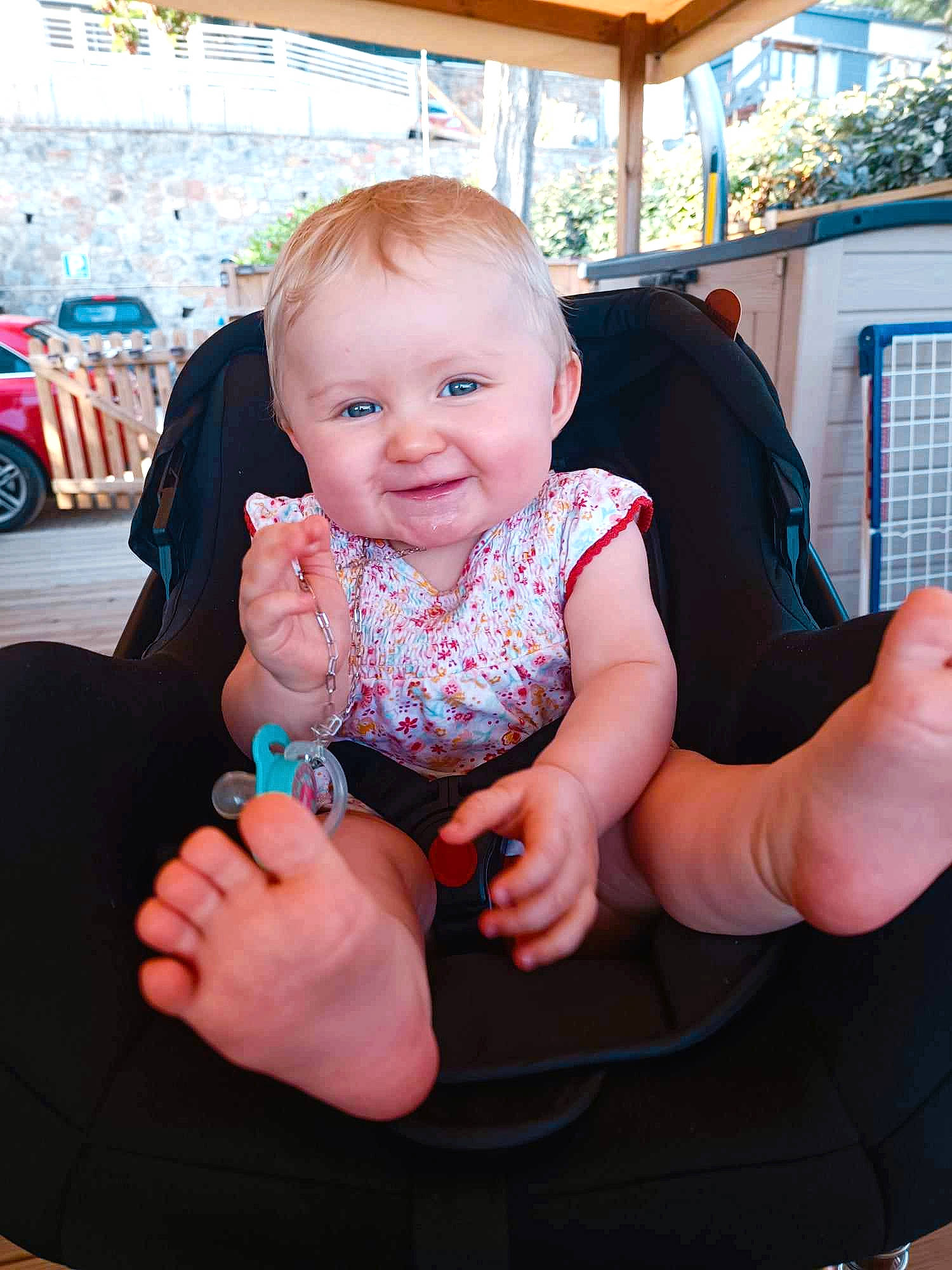 Angéline participe au concours pour gagner de l'argent avec cette photo : baby, baby_toddler_clothing, cheek, facial_expression, finger, gesture, hairstyle, hand, happy, joint, joy, lap, mouth, person, pink, product, skin, smile, standing, thumb