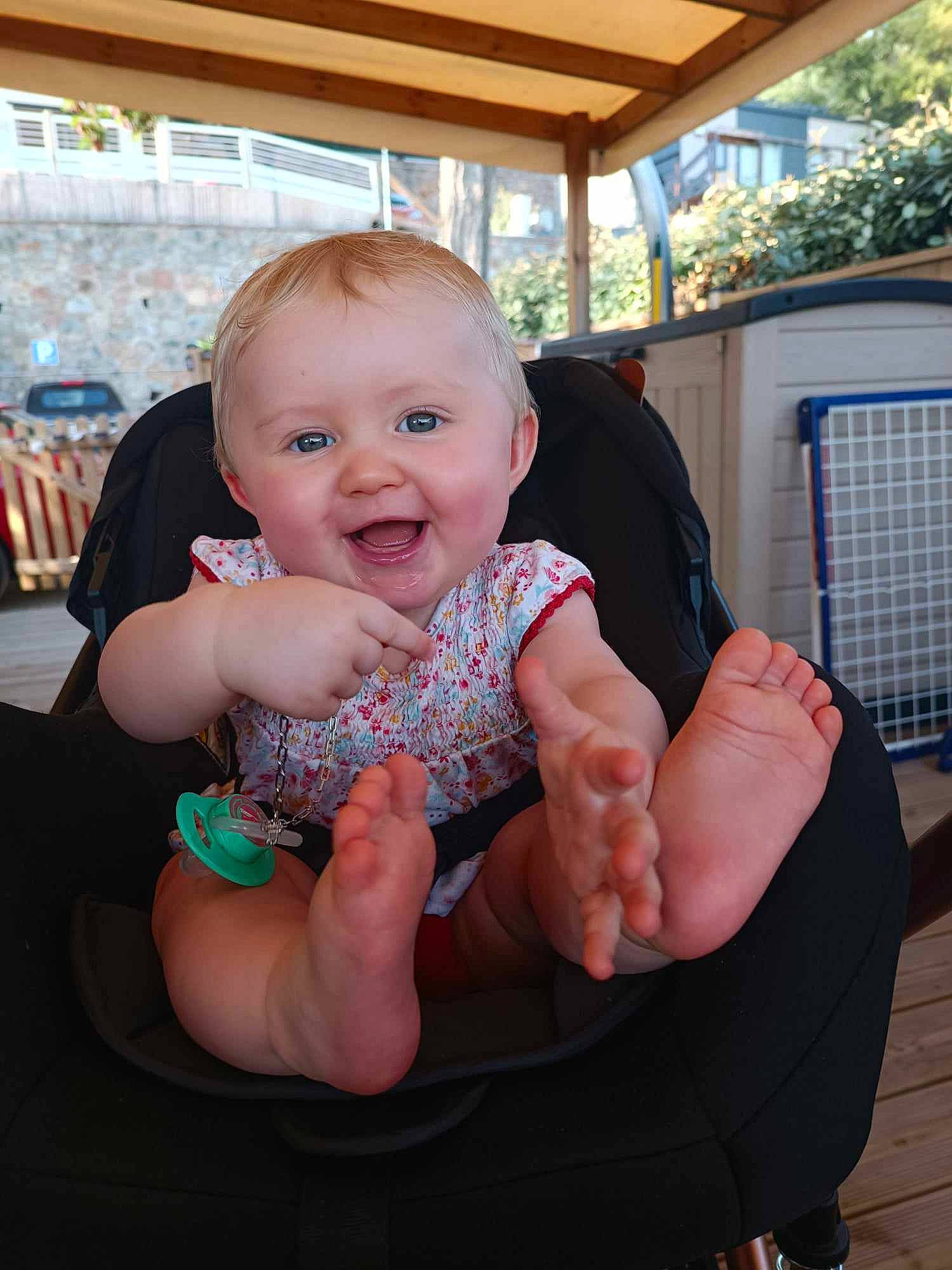 Angéline a rejoint le concours — aidez-le/la à gagner de superbes lots ! baby, baby_toddler_clothing, chair, cheek, child, event, eye, face, finger, foot, fun, gesture, happy, joy, leisure, person, sitting, skin, smile, thumb