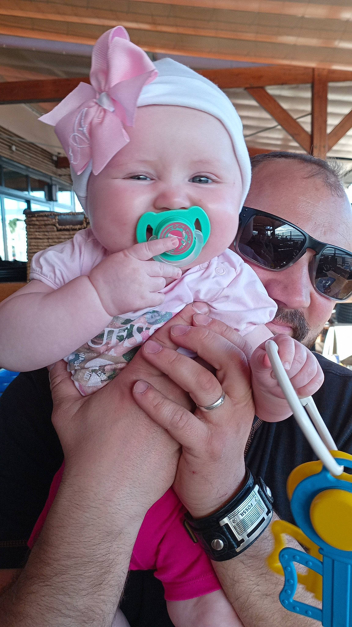 Angéline a rejoint le concours — aidez-le/la à gagner de superbes lots ! baby, baby_toddler_clothing, cheek, child, eyewear, facial_expression, finger, fun, gesture, goggles, hand, happy, hat, headwear, mouth, nail, person, pink, skin, sunglasses