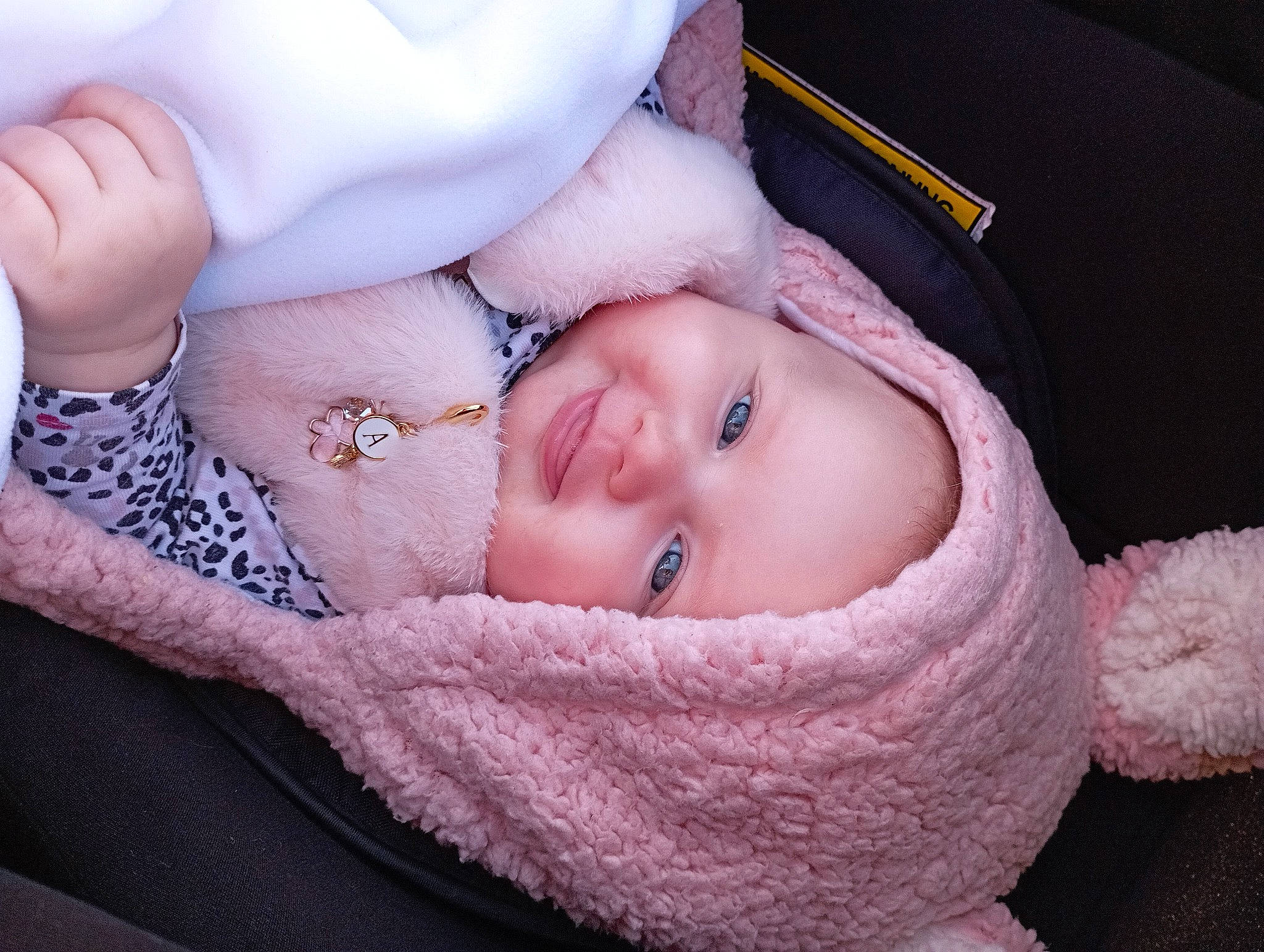 Angéline a rejoint le concours — aidez-le/la à gagner de superbes lots ! baby, baby_products, baby_sleeping, baby_toddler_clothing, cheek, child, comfort, eyelash, fashion_accessory, gesture, happy, headwear, iris, lip, nose, person, pink, portrait_photography, skin, sleeve