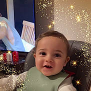Aiden a rejoint le concours — aidez-le/la à gagner de superbes lots ! baby, background, bib, child, cozy, cute, face, golden_stars, happy, high_chair, home, indoors, person, portrait, seat, smiling, sparkles, sweater, toddler, young_child
