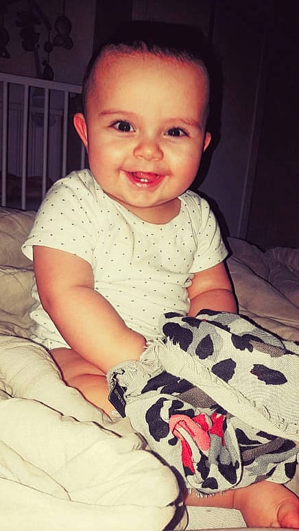 Lyziano participe au concours pour gagner de l'argent avec cette photo : arm, baby, cheek, child, cool, eye, face, facial_expression, finger, forehead, head, joy, leg, lip, mouth, nose, person, pink, sitting, skin