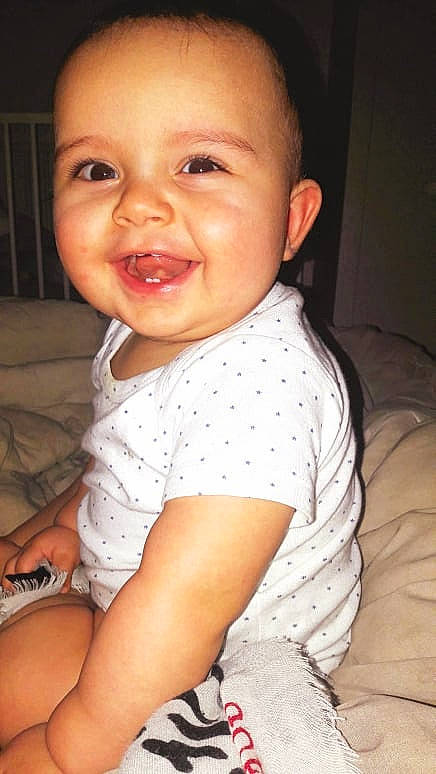 Lyziano participe au concours pour gagner de l'argent avec cette photo : arm, baby, baby_laughing, beauty, cheek, child, chin, eye, face, facial_expression, happy, head, laugh, lip, mouth, nose, person, sitting, skin, smile