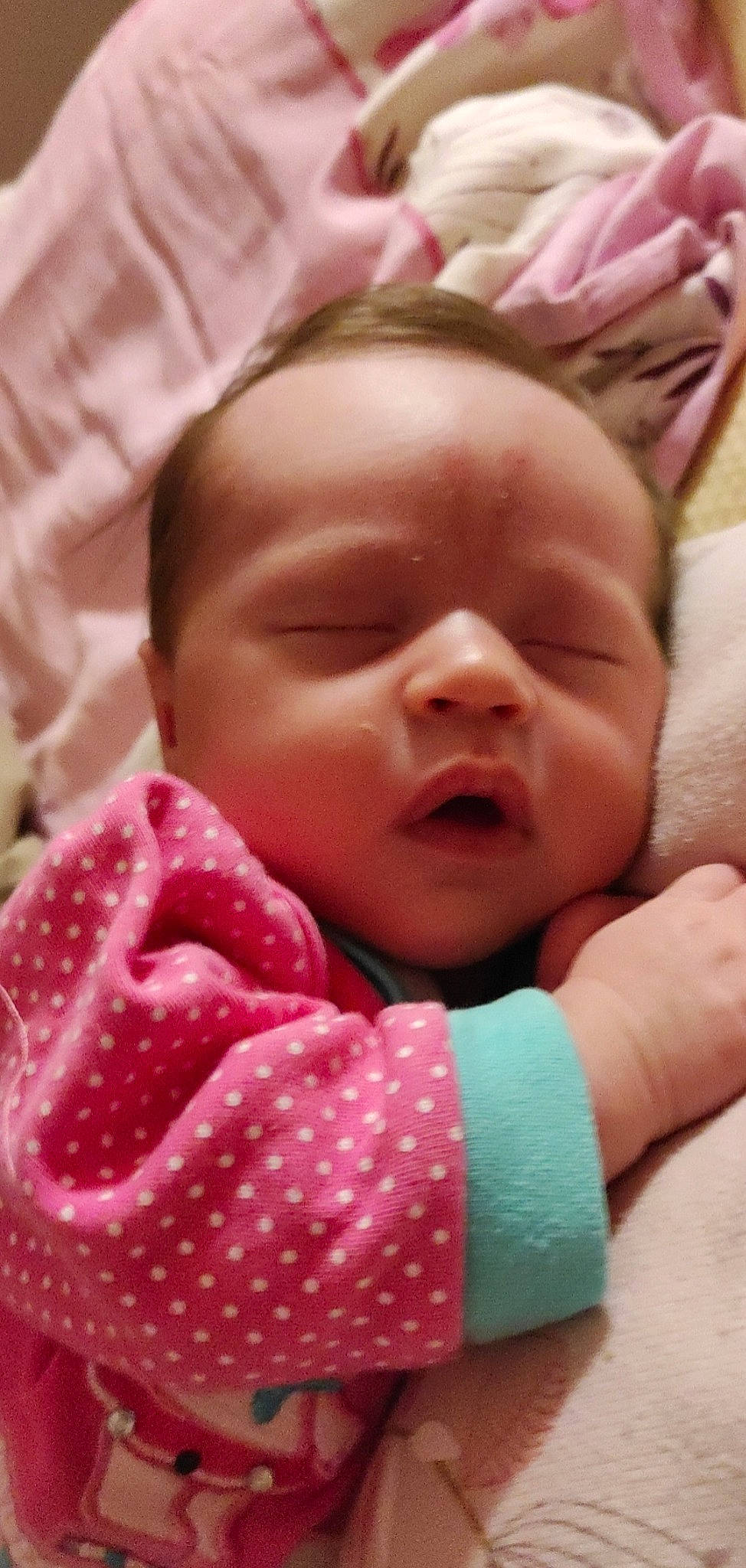 Amber a rejoint le concours — aidez-le/la à gagner de superbes lots ! baby, baby_toddler_clothing, cheek, chin, comfort, ear, eyebrow, eyelash, face, forehead, happy, head, iris, lip, mouth, neck, nose, person, pink, skin