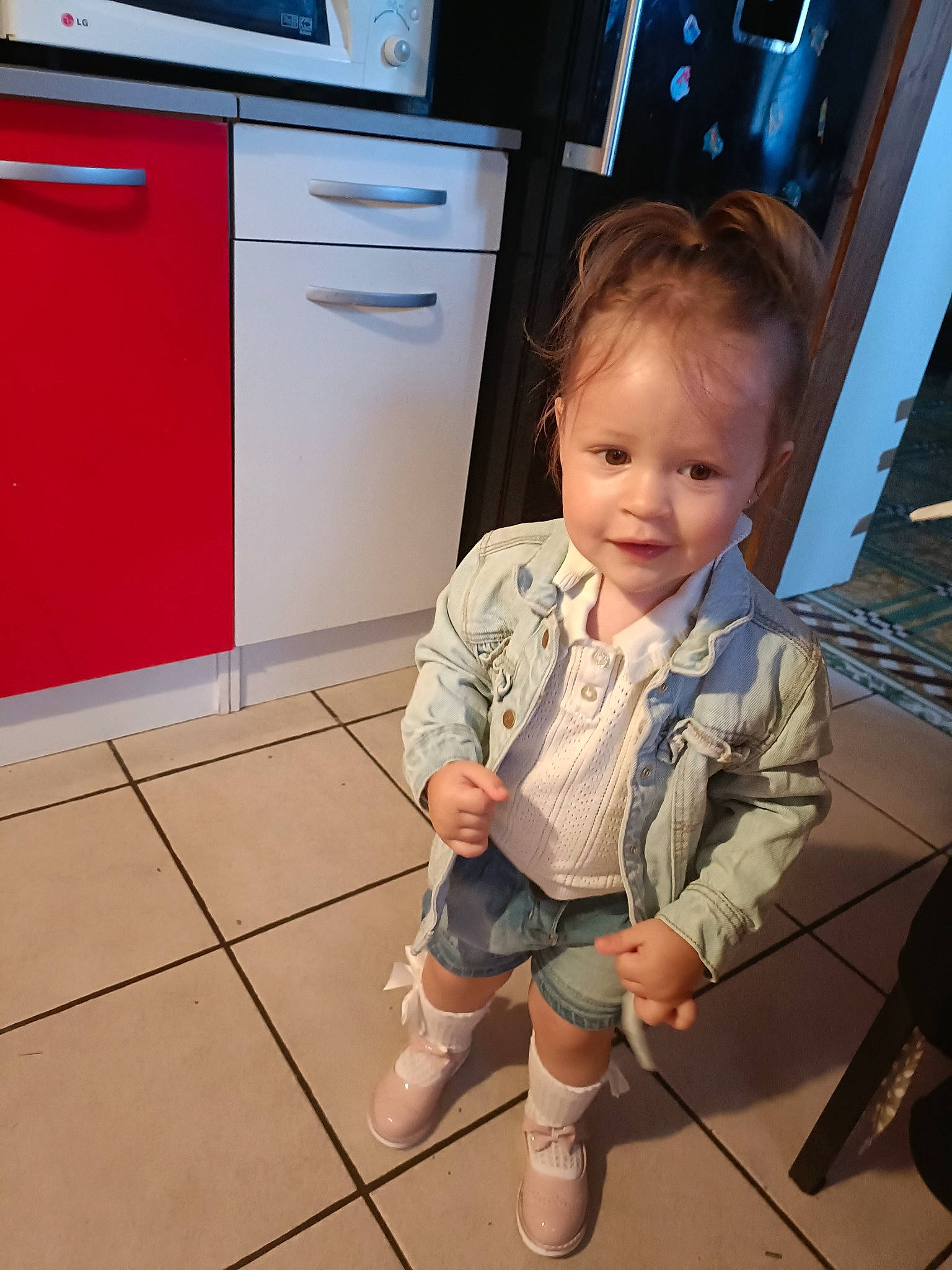 Amber a rejoint le concours — aidez-le/la à gagner de superbes lots ! cabinetry, countertop, drawer, eye, floor, flooring, fun, hardwood, head, home_appliance, human_body, joint, kitchen_appliance, leg, major_appliance, person, shoulder, smile, standing, toddler