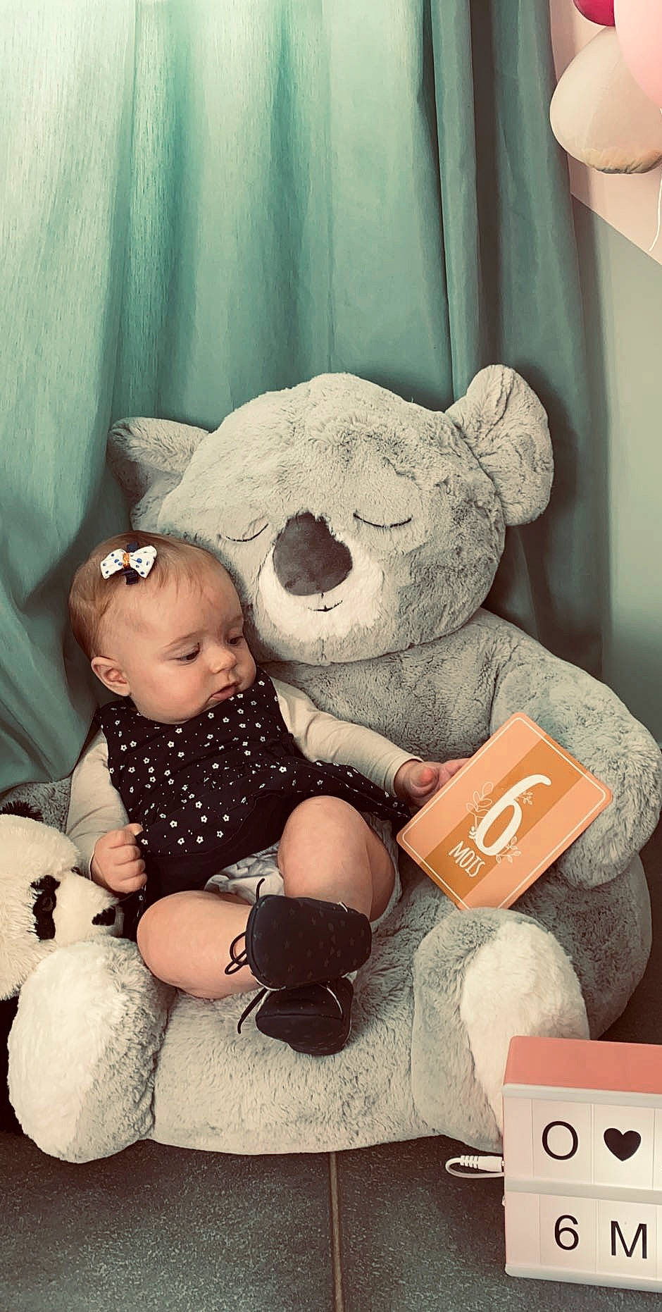 Oïhana a rejoint le concours — aidez-le/la à gagner de superbes lots ! baby, child, person, plush, room, sitting, stuffed_toy, teddy_bear, toddler, toy
