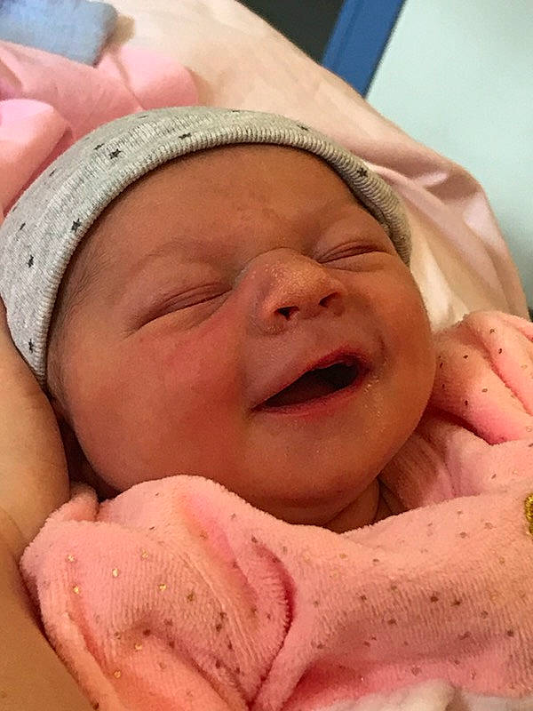 Melinda participe au concours pour gagner de l'argent avec cette photo : baby, baby_making_funny_faces, bedtime, birth, cheek, child, childbirth, close_up, face, facial_expression, headwear, mouth, nose, person, skin, smile, toddler