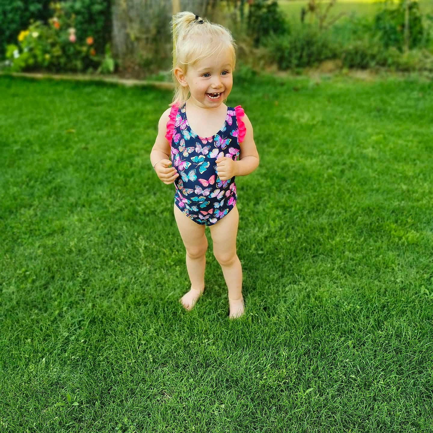 Charlotte participe au concours pour gagner de l'argent avec cette photo : baby, baby_toddler_clothing, barefoot, electric_blue, foot, fun, grass, grass_family, grassland, happy, human_leg, joy, lawn, leg, leisure, meadow, people_in_nature, person, plant, smile