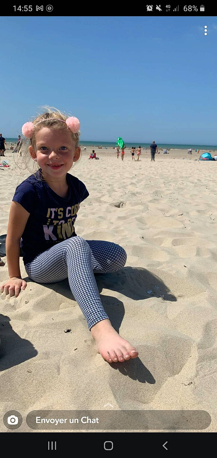 Maelys a rejoint le concours — aidez-le/la à gagner de superbes lots ! barefoot, beach, beauty, black, foot, fun, happy, holiday, horizon, human_leg, joy, knee, leisure, people_on_beach, person, sand, sky, sleeve, smile, thigh