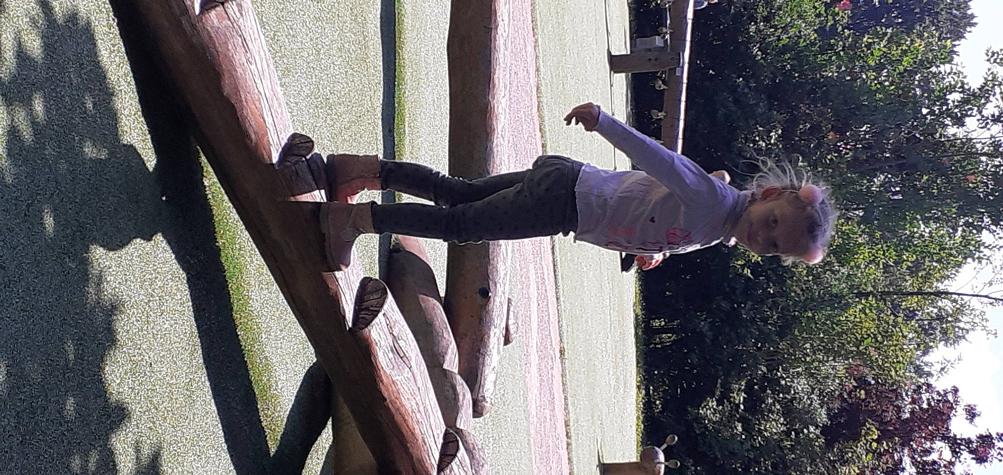 Maelys participe au concours pour gagner de l'argent avec cette photo : balance, denim, elbow, foot, fun, gesture, grass, happy, human_leg, knee, leisure, magenta, people_in_nature, person, plant, sportswear, street_fashion, thigh, tree, waist