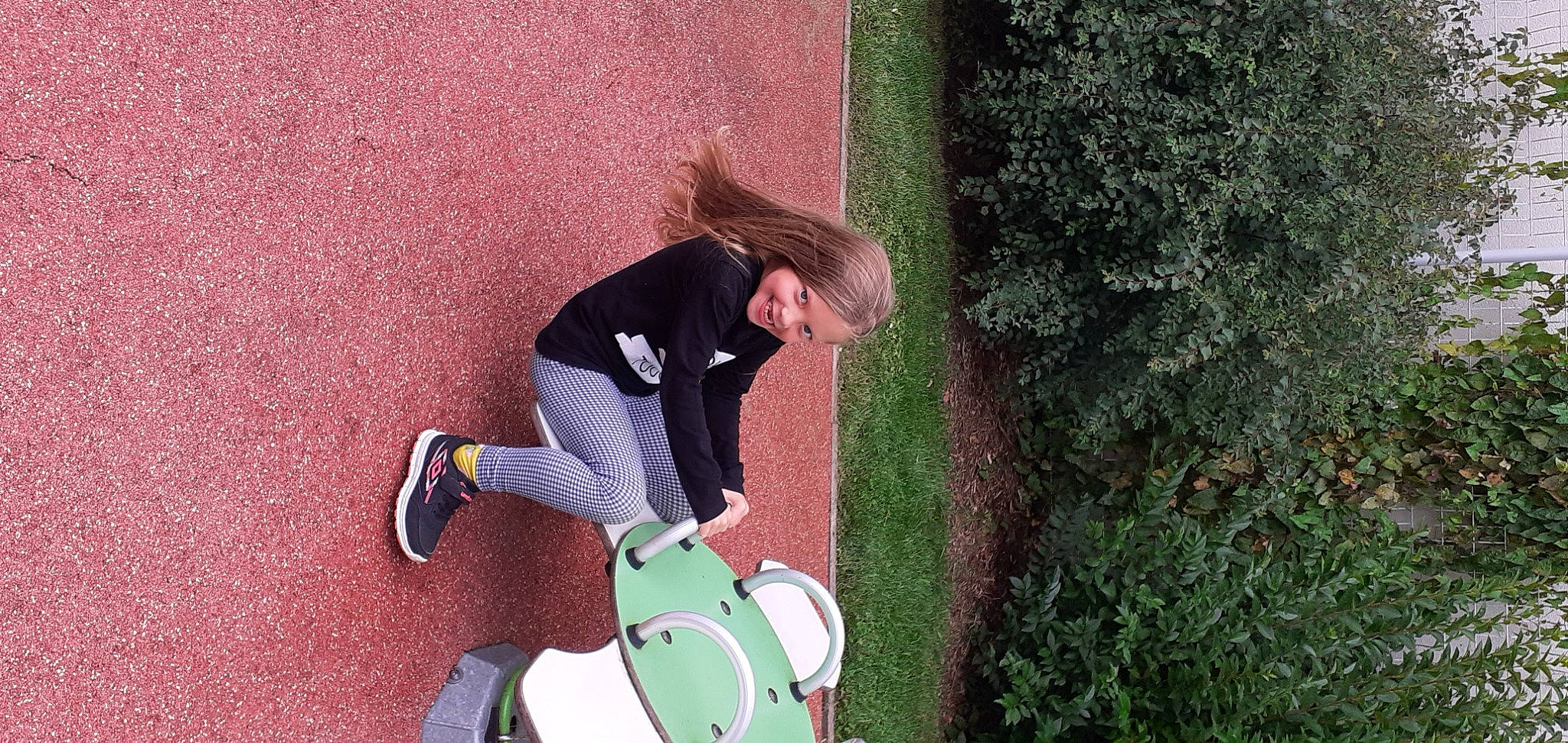 Maelys a rejoint le concours — aidez-le/la à gagner de superbes lots ! drum, drumhead, flash_photography, fun, grass, human_leg, idiophone, joy, knee, leisure, membranophone, motor_vehicle, musical_instrument, musician, person, personal_protective_equipment, plant, recreation, shrub, sitting