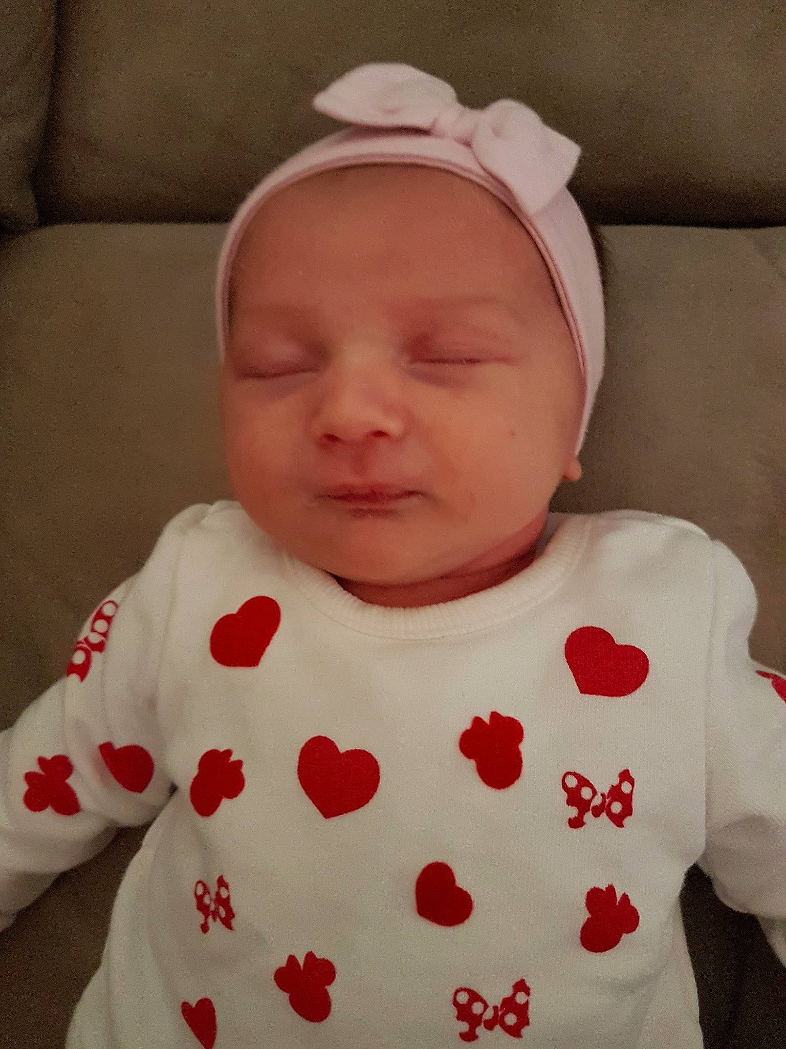 Selina a rejoint le concours — aidez-le/la à gagner de superbes lots ! cheek, child, day, girl, hair_accessory, infant, lip, nose, person, product, red, skin, smile, textile, toddler, white