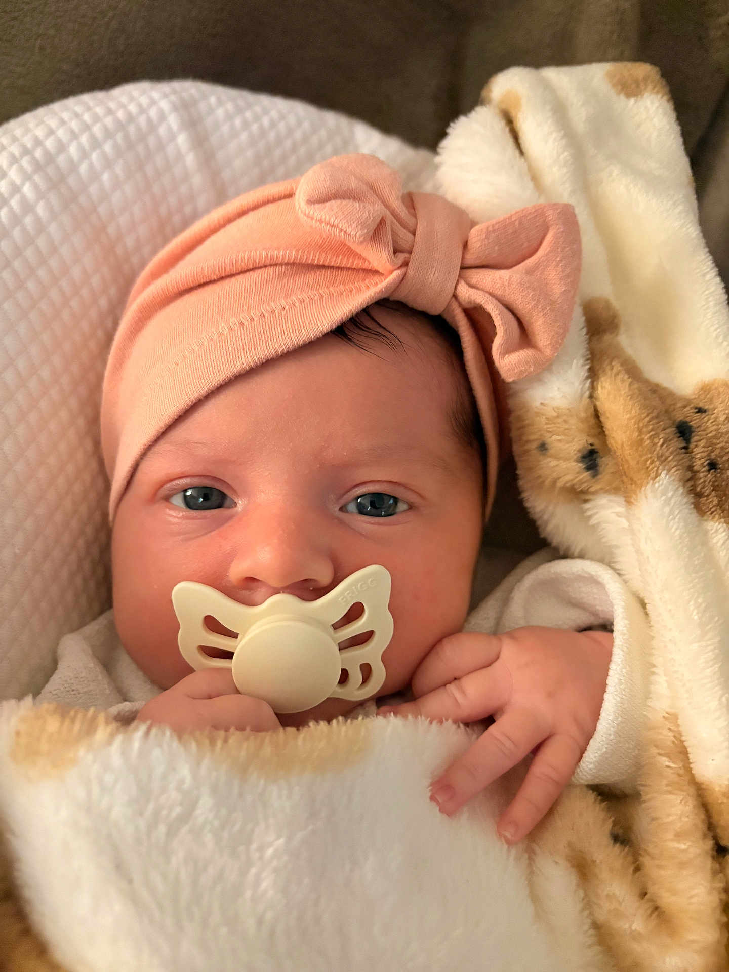 Luisa participe au concours pour gagner de l'argent avec cette photo : baby, pacifier, blanket, hat, face, hand, infant, newborn, cute, cozy, soft, warm, sleepwear, closeup, indoors, portrait, child, person, headwear, comfort