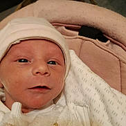 Ambre a rejoint le concours — aidez-le/la à gagner de superbes lots ! baby, infant, face, hat, knitwear, white_clothing, soft_texture, baby_carrier, blanket, closeup, newborn, portrait, indoor, skin, headwear, cute, small, baby_fashion, warm, child