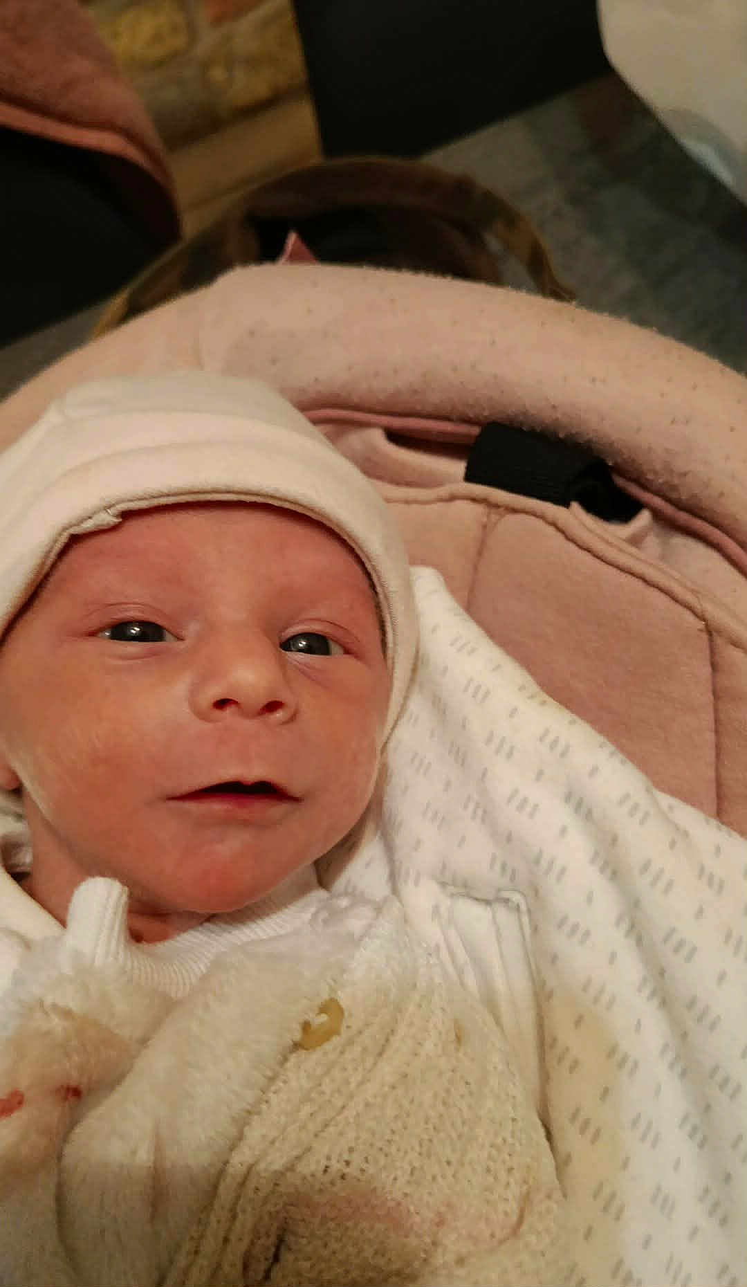 Ambre a rejoint le concours — aidez-le/la à gagner de superbes lots ! baby, infant, face, hat, knitwear, white_clothing, soft_texture, baby_carrier, blanket, closeup, newborn, portrait, indoor, skin, headwear, cute, small, baby_fashion, warm, child