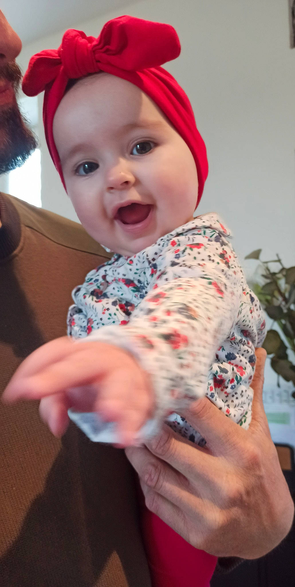 Lylas-rose a rejoint le concours — aidez-le/la à gagner de superbes lots ! arm, chin, eye, face, facial_expression, gesture, hand, happy, head, headwear, human_body, iris, lip, mouth, nose, organ, person, plant, skin, sleeve