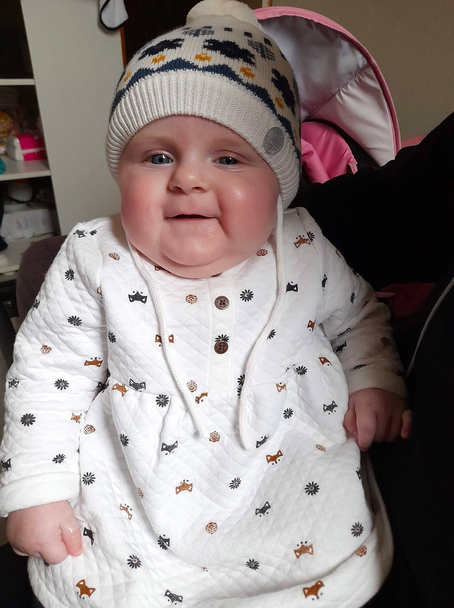 Amber participe au concours pour gagner de l'argent avec cette photo : baby, baby_toddler_clothing, beanie, bonnet, cheek, child, headwear, hood, knit_cap, person, shelf, shelving, sleeve, toddler