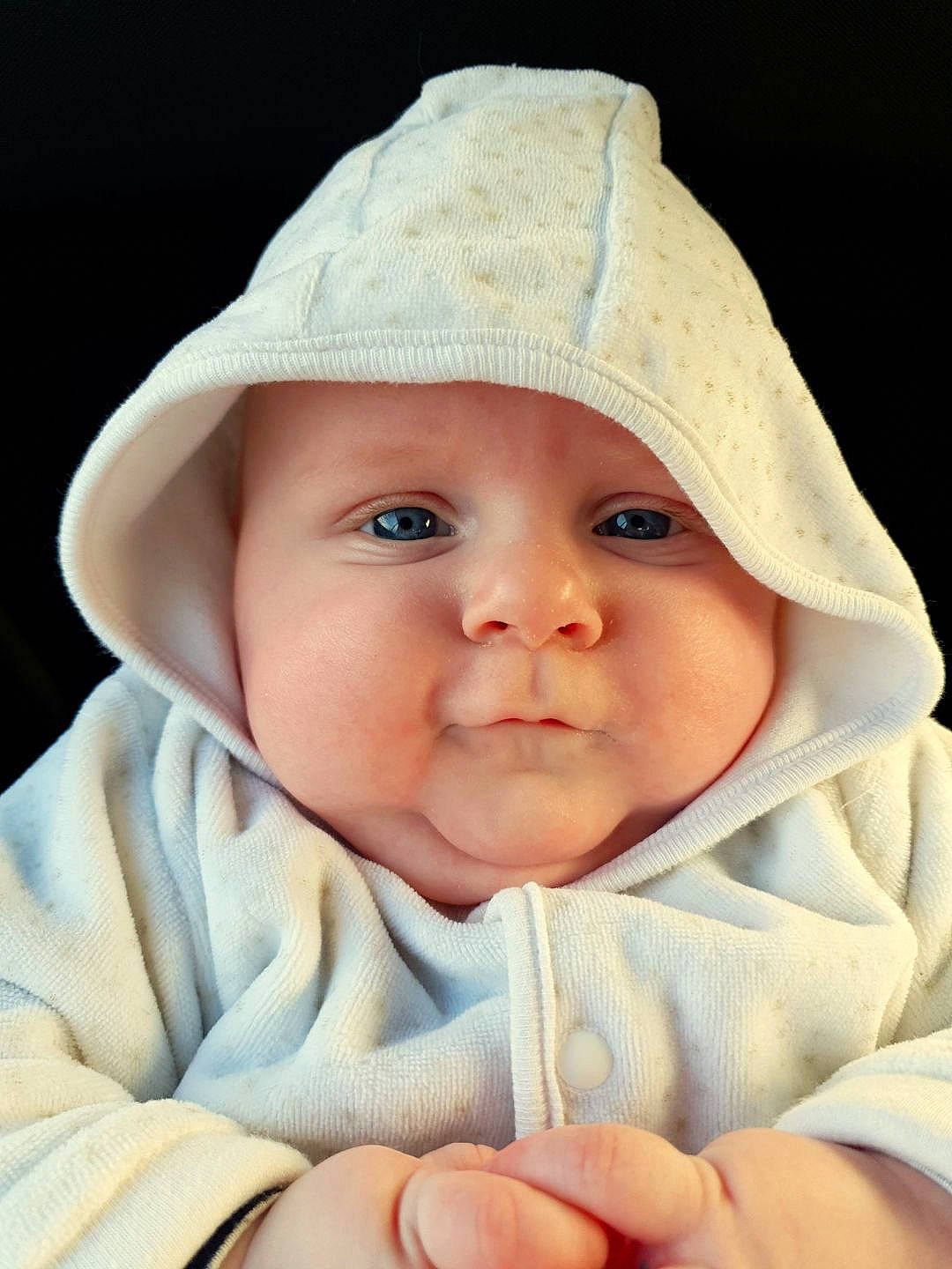 Amber a rejoint le concours — aidez-le/la à gagner de superbes lots ! baby, baby_laughing, bonnet, cheek, child, face, facial_expression, hand, happy, hat, headgear, headwear, person, portrait_photography, skin, smile, toddler