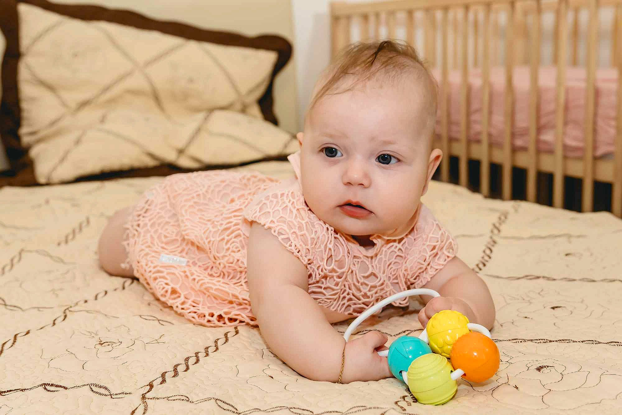 Amélie a rejoint le concours — aidez-le/la à gagner de superbes lots ! baby, baby_playing_with_toys, baby_products, baby_toddler_clothing, cheek, child, comfort, eye, facial_expression, finger, flooring, fun, happy, iris, person, sitting, skin, smile, toddler, tummy_time