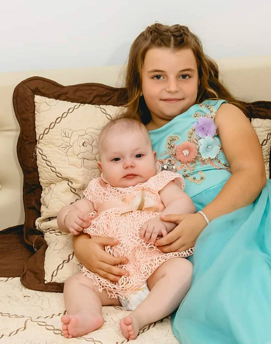 Amélie a rejoint le concours — aidez-le/la à gagner de superbes lots ! baby, baby_toddler_clothing, cheek, child, comfort, dress, event, eye, face, flash_photography, fun, hand, happy, head, iris, jewellery, joy, person, sitting, skin