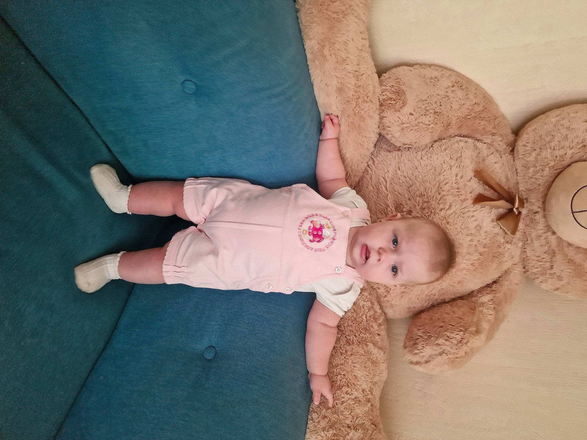 Amélie participe au concours pour gagner de l'argent avec cette photo : baby, baby_products, baby_sleeping, baby_toddler_clothing, child, comfort, finger, flooring, foot, gesture, hat, human_body, human_leg, leg, nail, person, sitting, skin, thumb, toddler