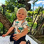 Johan a rejoint le concours — aidez-le/la à gagner de superbes lots ! blonde_hair, child, clothing, daylight, fence, garden, grass, greenery, happy, nature, outdoor, person, playful, sandals, shirt, shorts, smiling, sunlight, toddler, tree