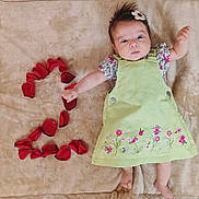 Iris participe au concours pour gagner de l'argent avec cette photo : baby, infant, child, flower_clip, green_dress, embroidered_flowers, rose_petals, heart_shape, blanket, soft_texture, cute, lying_down, hands_up, barefoot, indoor, portrait, curious_expression, adorable, skin, head